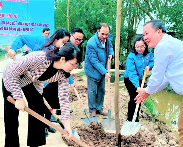 C&aacute;c đại biểu c&ugrave;ng đo&agrave;n vi&ecirc;n thanh ni&ecirc;n đ&atilde; trồng mới 25 c&acirc;y sấu, hoa ban tại tuyến đường li&ecirc;n x&atilde; th&ocirc;n Nh&acirc;n Ho&agrave; - Si&ecirc;u Quần, x&atilde; Tả Thanh Oai