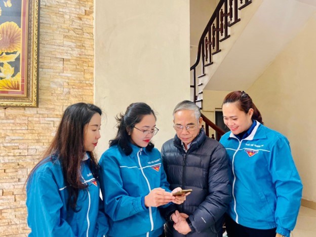 Thanh ni&ecirc;n hướng dẫn c&agrave;i đặt, sử dụng tại nh&agrave; &ldquo;Sổ tay Đảng vi&ecirc;n điện tử&rdquo; cho đảng vi&ecirc;n x&atilde; Tả Thanh Oai