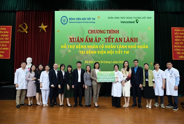 Đại diện ng&acirc;n h&agrave;ng Vietcombank Nam H&agrave; Nội v&agrave; Bệnh viện trao qu&agrave; đến tay c&aacute;c bệnh nh&acirc;n c&oacute; ho&agrave;n cảnh kh&oacute; khăn.