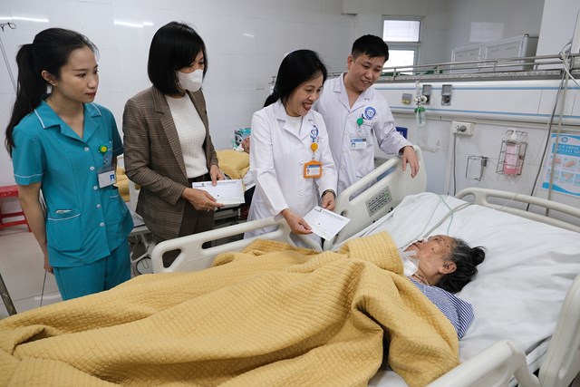 Trao qu&agrave; cho bệnh nh&acirc;n đang điều trị nội tr&uacute;.