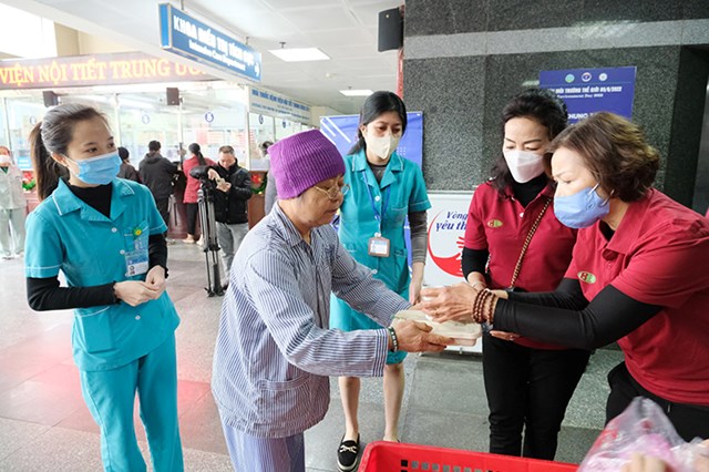 Nh&oacute;m thiện nguyện trao suất ăn v&agrave; qu&agrave; miễn ph&iacute; cho người bệnh.