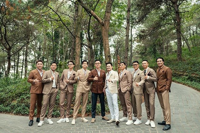 Anh Nghi&ecirc;m Văn Ho&agrave;n (quần đen) chụp h&igrave;nh c&ugrave;ng kh&aacute;ch h&agrave;ng l&agrave; nhạc sĩ Nguyễn Đức Cường v&agrave; d&agrave;n nghệ sĩ nam miền Bắc.