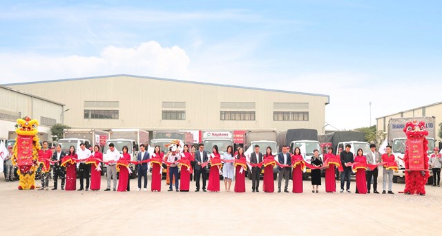 Ảnh: B&agrave; Nguyễn Thị B&iacute;ch Thủy &ndash; Ph&oacute; Tổng GĐ Tập đo&agrave;n Nagakawa c&ugrave;ng c&aacute;c nh&agrave; ph&acirc;n phối miền Bắc cắt băng khai mạc Lễ ra qu&acirc;n