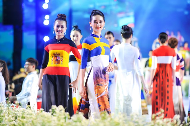 Đỗ Trịnh Ho&agrave;i Nam sẽ giới thiệu BST &Aacute;o d&agrave;i Thế giới như t&ocirc;i thấy với h&igrave;nh ảnh di sản đặc trưng v&agrave; quốc kỳ của c&aacute;c quốc gia tr&ecirc;n thế giới tại Lễ hội &Aacute;o d&agrave;i Tp. Hồ Ch&iacute; Minh 2023.
