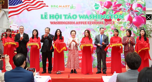 Đại biểu cắt băng khai mạc Lễ Hội T&aacute;o Washington BRGMart 2023
