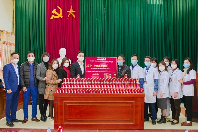 Đo&agrave;n trao tặng 200 hộp Vi&ecirc;n thảo mộc Thi&ecirc;n Việt An cho Bệnh viện thu dung số 2 tỉnh Th&aacute;i Nguy&ecirc;n