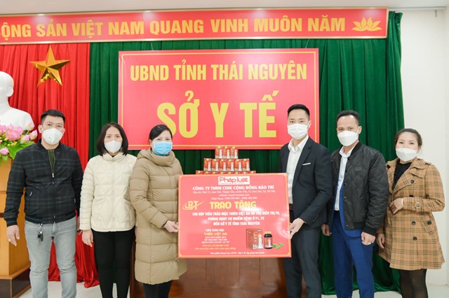 Trao tặng 100 hộp Vi&ecirc;n thảo mộc Thi&ecirc;n Việt An đến Sở Y tế Th&aacute;i Nguy&ecirc;n