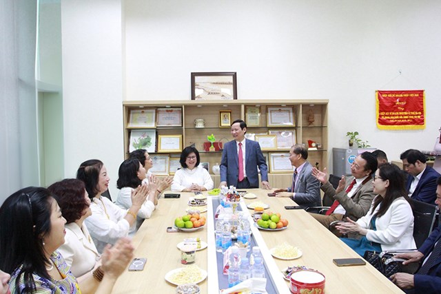 Chủ tịch VCCI ch&uacute;c mừng năm mới 2024 tại Văn ph&ograve;ng HNEW.
