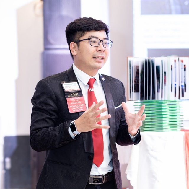 Doanh nh&acirc;n Nguyễn Đức Th&agrave;nh - Gi&aacute;m đốc C&ocirc;ng ty TNHH Kết nối CPAW Việt Nam; Gi&aacute;m đốc Hỗ trợ v&agrave; Ph&aacute;t triển BNI HN6 thuộc BNI Việt Nam; Ph&oacute; Chủ tịch Netviet H&agrave; Nội.