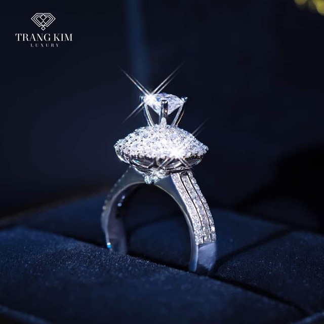 Chiếc nhẫn được n&acirc;ng đỡ bởi chất liệu v&agrave;ng trắng. Chất liệu n&agrave;y ng&agrave;y c&agrave;ng được ưa chuộng trong ng&agrave;nh kim ho&agrave;n bởi t&iacute;nh chất rất an to&agrave;n cho da, thuộc kim loại qu&yacute;, đẹp, bề ngo&agrave;i tương tự như bạch kim v&agrave; bạc, nhưng c&oacute; gi&aacute; cả phải chăng hơn bạch kim v&agrave; cứng hơn bạc rất nhiều.