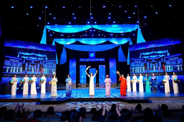Chương 3 tinh hoa &aacute;o d&agrave;i Việt tr&igrave;nh diễn 2 bộ sưu tập &aacute;o d&agrave;i: &ldquo;&Aacute;o d&agrave;i di sản 5 nước&rdquo; do c&aacute;c Phu nh&acirc;n đại sứ quốc tế tại Việt Nam tr&igrave;nh diễn: Phu nh&acirc;n Đại sứ Armenia: B&agrave; Valia Kazhoyan Di sản &ldquo;Khachkars Scruptures&rdquo;, Phu nh&acirc;n Đại sứ Cộng Ho&agrave; S&eacute;c: B&agrave; Indira Gumarova - Di sản &ldquo;Slavic Ceramics&rdquo;, Phu nh&acirc;n Đại sứ Maroc: B&agrave; Ouafae Sehhar &ldquo;Chefchaouen -di sản&nbsp; The Blue City&rdquo;, Phu nh&acirc;n Đại sứ Indonesia: B&agrave; Kristien Abdi Di sản &ldquo;The moon Orchid of Reog&rdquo;. Phu nh&acirc;n Đại sứ Hoa Kỳ: B&agrave; Suzuko Knapper - Di sản &ldquo;Tribal Sovereignty&rdquo;.