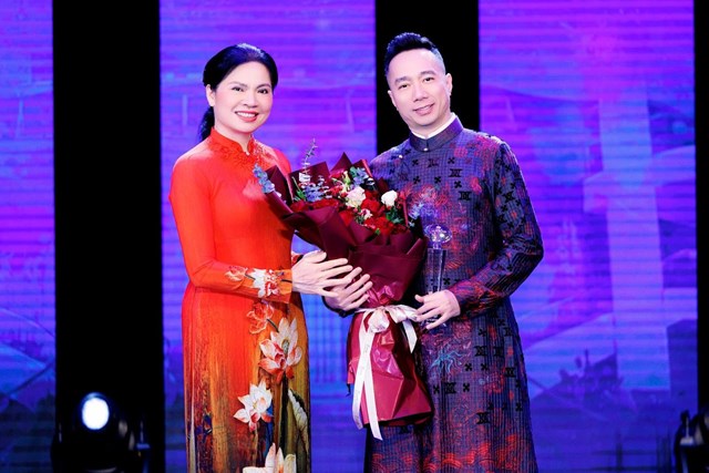 Th&ocirc;ng qua BST mọi người như nh&igrave;n thấy được kỹ năng truyền dạy sinh động v&agrave; &ldquo;b&agrave;i học kinh nghiệm thiết kế&rdquo; thiết thực của nh&agrave; thiết kế Đỗ Trịnh Ho&agrave;i Nam li&ecirc;n tục &ldquo;chắp c&aacute;nh&rdquo; v&agrave; &ldquo;n&acirc;ng đỡ&rdquo; th&agrave;nh c&ocirc;ng cho đa số chị em phụ nữ. Đ&acirc;y l&agrave; lời cảm ơn thiết thực nhất m&agrave; c&aacute;c hội vi&ecirc;n hội phụ nữ gửi đến Hội Li&ecirc;n Hiệp Phụ Nữ Việt Nam v&agrave; NTK Đỗ Trịnh Ho&agrave;i Nam.