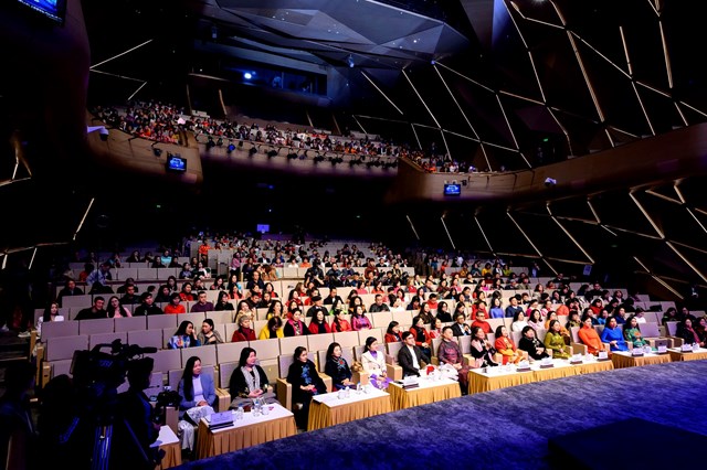Show diễn khai mạc tuần lễ &aacute;o d&agrave;i Việt Nam ho&agrave;nh tr&aacute;ng lần đầu được tổ chức tại Nh&agrave; h&aacute;t Hồ Gươm - H&agrave; Nội với sức chứa l&ecirc;n đến 900 người. Đ&acirc;y l&agrave; chương tr&igrave;nh khai mạc tuần lễ &aacute;o d&agrave;i đầu ti&ecirc;n được Trung Ương Hội Li&ecirc;n Hiệp Phụ Nữ Việt Nam (HLHPNVN) phối hợp c&ugrave;ng NTK Đỗ Trịnh Ho&agrave;i Nam tổ chức sau nhiều năm ph&aacute;t động.