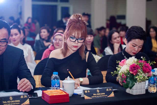 Nh&#224; tạo mẫu t&#243;c Kim Loan đồng h&#224;nh c&#249;ng cuộc thi “Hoa kh&#244;i thời trang Mỹ thuật C&#244;ng nghiệp 2024” - Ảnh 4