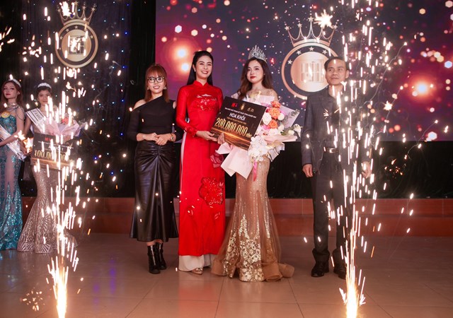 Nh&#224; tạo mẫu t&#243;c Kim Loan đồng h&#224;nh c&#249;ng cuộc thi “Hoa kh&#244;i thời trang Mỹ thuật C&#244;ng nghiệp 2024” - Ảnh 6