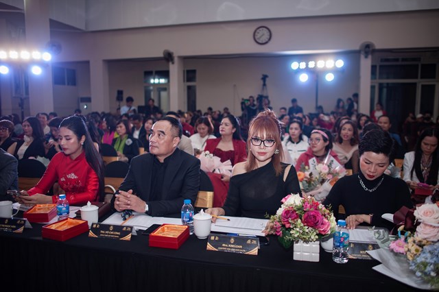 Nh&#224; tạo mẫu t&#243;c Kim Loan đồng h&#224;nh c&#249;ng cuộc thi “Hoa kh&#244;i thời trang Mỹ thuật C&#244;ng nghiệp 2024” - Ảnh 3