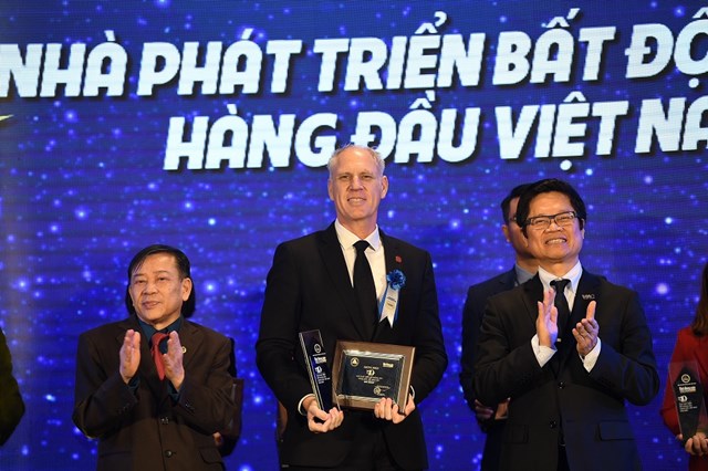 Đại diện Tập đo&agrave;n BRG nhận giải &ldquo;Top 10 Nh&agrave; Ph&aacute;t Triển Bất Động Sản H&agrave;ng Đầu Việt Nam năm 2021&rdquo;