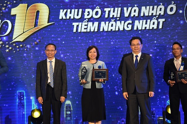 Đại diện Tập đo&agrave;n BRG nhận giải &ldquo;Top 10 Nh&agrave; Ph&aacute;t Triển Bất Động Sản H&agrave;ng Đầu Việt Nam năm 2021&rdquo;