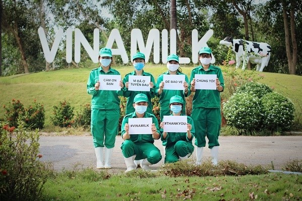 C&ugrave;ng c&ocirc;ng ty, nh&acirc;n vi&ecirc;n Vinamilk t&iacute;ch cực tham gia c&aacute;c hoạt động hỗ trợ tuyến đầu v&agrave; cộng đồng chống lại dịch bệnh Covid