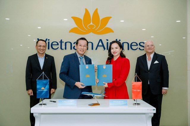 (Từ tr&aacute;i sang) &Ocirc;ng L&ecirc; Hồng H&agrave;, Tổng Gi&aacute;m đốc Vietnam Airlines, &ocirc;ng Đặng Anh Tuấn, Ph&oacute; Tổng Gi&aacute;m đốc Vietnam Airlines, b&agrave; Nguyễn Diệu Cầm, Tổng Gi&aacute;m đốc T&amp;A Ogilvy, &ocirc;ng Soames Hines, Tổng Gi&aacute;m đốc của Ogilvy tại lễ k&yacute; kết hợp t&aacute;c.