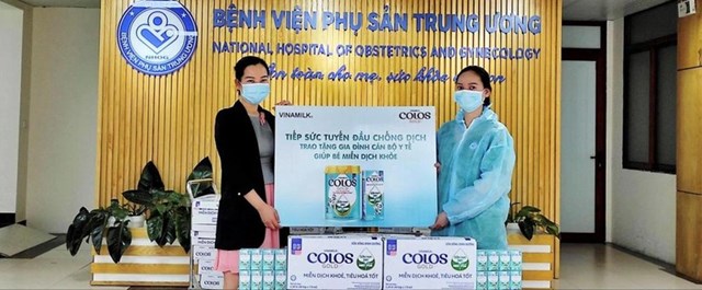 50.000 sản phẩm Vinamilk ColosGold 3 v&agrave; sữa uống dinh dưỡng ColosGold đ&atilde; được Vinamilk trao tặng cho con em c&aacute;c y b&aacute;c sĩ tuyến đầu.