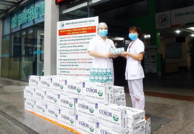 C&aacute;c c&aacute;n bộ y b&aacute;c sĩ nhận qu&agrave; Vinamilk ColosGold tại bệnh viện.