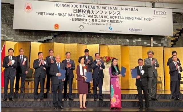 Đại diện Tập đo&agrave;n Sojitz, Vinamilk, tỉnh Vĩnh Ph&uacute;c v&agrave; Vilico k&yacute; kết bi&ecirc;n bản ghi nhớ về hợp t&aacute;c đầu tư, ph&aacute;t triển dự &aacute;n chăn nu&ocirc;i v&agrave; kinh doanh b&ograve; thịt.