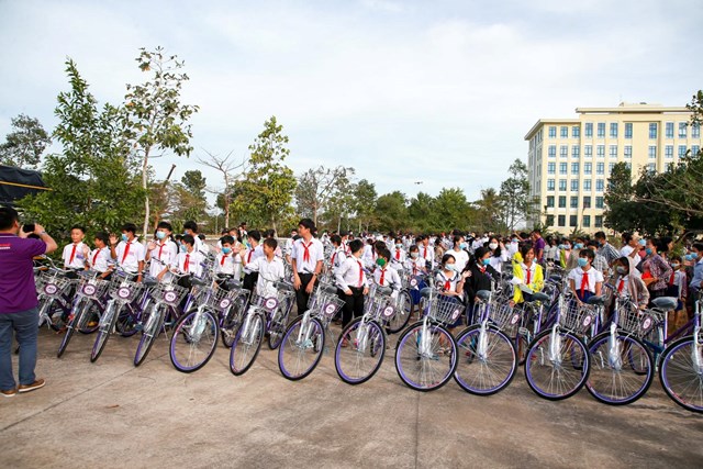 ACE Charity &amp; Think Big Group trao 1,6 tỷ học bổng cho học sinh ngh&#232;o - Ảnh 2