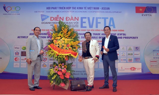 Doanh nhân Nguyễn Đức Tuấn cùng doanh nhân Nguyễn Hoàng Sang, doanh nhân Phạm Văn Út chụp hình lưu niệm tại diễn đàn.