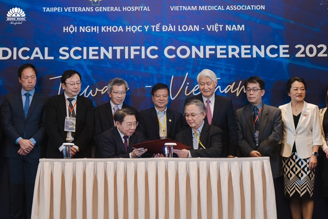 Đại diện l&atilde;nh đạo 2 đơn vị c&ugrave;ng k&yacute; kết Bi&ecirc;n bản Ghi nhớ (MoU).