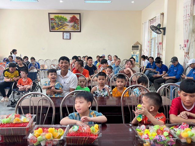 &Ocirc;ng Ph&ugrave;ng C&ocirc;ng Lợi - Gi&aacute;m đốc Trung t&acirc;m chăm s&oacute;c người khuyết tật H&agrave; Nội chụp ảnh c&ugrave;ng c&aacute;c ch&aacute;u ở trung t&acirc;m.