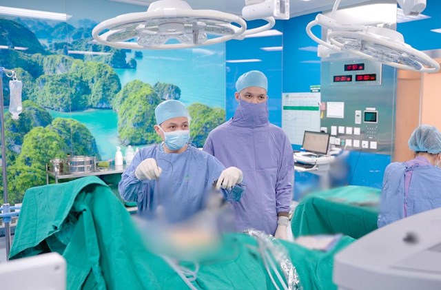 B&aacute;c sĩ Đỗ Văn Tọa thực hiện mổ nội soi thăm d&ograve; lấy sỏi mật.