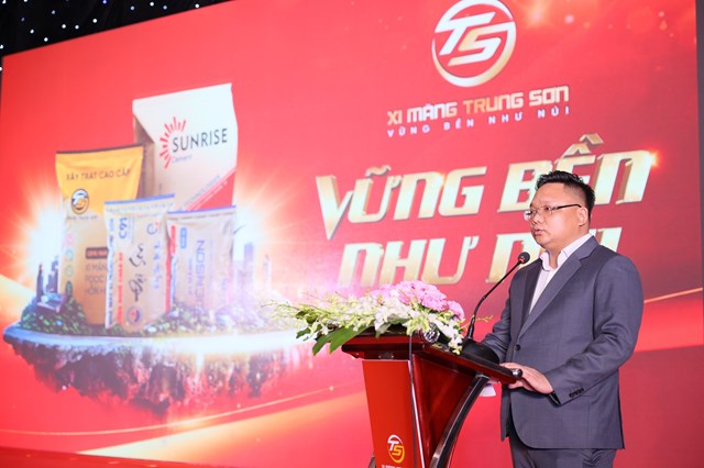 Ph&oacute; Gi&aacute;m đốc Thường trực nh&agrave; m&aacute;y Trung Sơn &ndash; &ocirc;ng Ph&ugrave;ng Thế H&ugrave;ng
