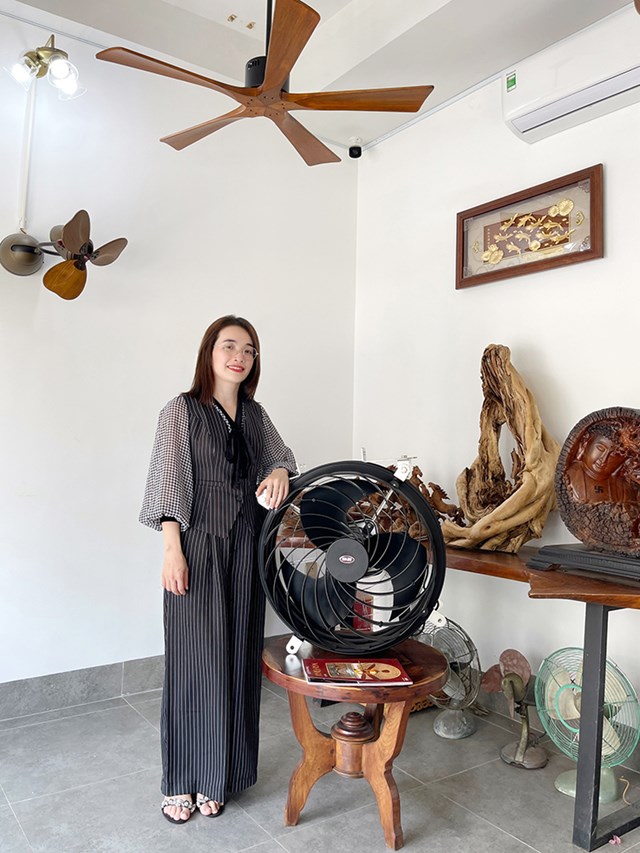 Doanh nh&acirc;n L&ecirc; Lan Hương b&ecirc;n cạnh sản phẩm mới - Quạt trần c&ocirc;ng nghiệp tốc độ cao của thương hiệu MR.VŨ.