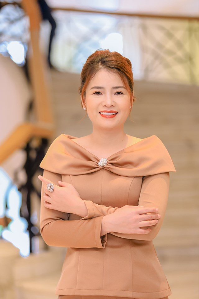 Nh&agrave; thiết kế Ho&agrave;ng Ly - Chủ tịch CLB Văn h&oacute;a &Aacute;o d&agrave;i Việt Nam.