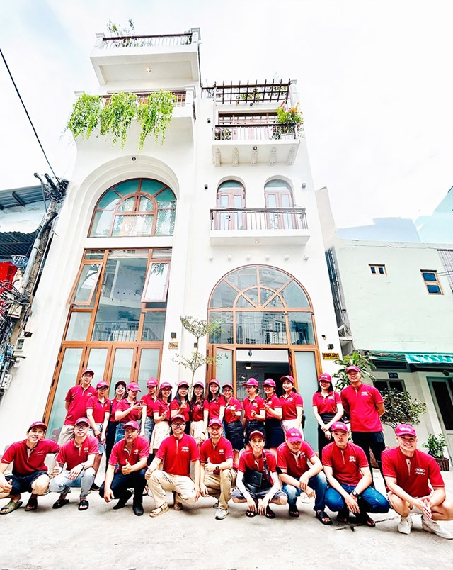 Tập thể c&aacute;n bộ, nh&acirc;n vi&ecirc;n Quạt trần MR.VŨ chụp ảnh lưu niệm tại t&ograve;a nh&agrave; văn ph&ograve;ng C&ocirc;ng ty (khu vực ph&iacute;a Nam).