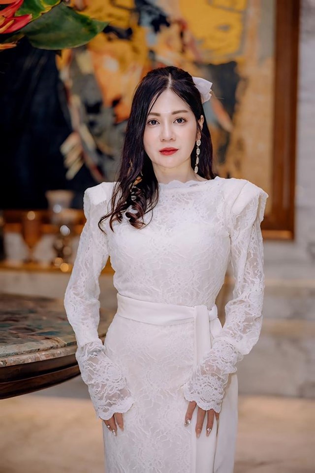 B&agrave;&nbsp;Phạm Quỳnh Hương - Chuy&ecirc;n gia chăm s&oacute;c - tạo mẫu t&oacute;c.