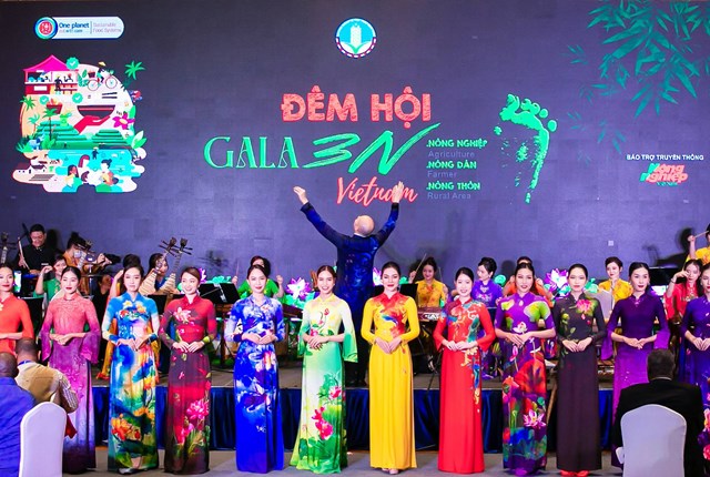 BST Li&ecirc;n Hoa tr&igrave;nh diễn mở m&agrave;n chương tr&igrave;nh như một lời ch&agrave;o đ&oacute;n nồng nhiệt v&agrave; th&acirc;n &aacute;i từ Việt Nam gửi tới c&aacute;c quan kh&aacute;ch v&agrave; bạn b&egrave; quốc tế của Ban tổ chức.