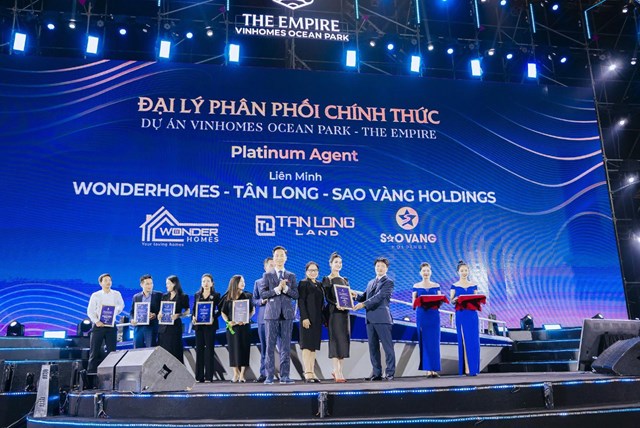 Sao V&agrave;ng Holdings được trao chứng nhận Đại l&yacute; Platinum ph&acirc;n phối ch&iacute;nh thức dự &aacute;n Vinhomes Ocean Park 2 - The Empire