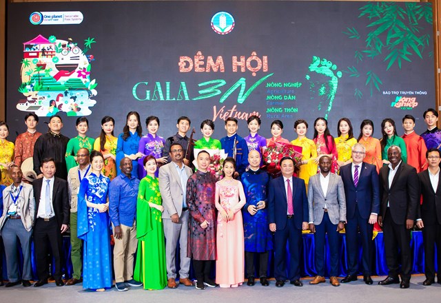 NTK Đỗ Trịnh Ho&agrave;i Nam v&agrave; c&aacute;c nghệ sĩ biểu diễn chụp ảnh lưu niệm c&ugrave;ng c&aacute;c Bộ trưởng v&agrave; đại diện c&aacute;c quốc gia tham dự Hội nghị To&agrave;n cầu Hệ thống Lương thực thực phẩm bền vững.