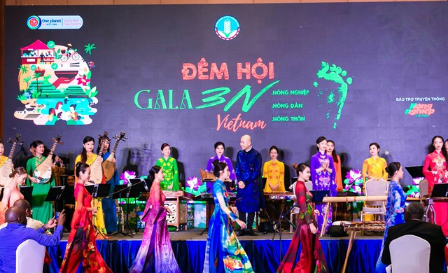 Nhạc trưởng Đồng Quang Vinh c&ugrave;ng ban nhạc Sức Sống Mới -những người đem đến kh&ocirc;ng gian đậm chất Việt Nam th&ocirc;ng qua &acirc;m nhạc cũng xuất hiện ấn tượng trong c&aacute;c thiết kế &Aacute;o d&agrave;i ngũ th&acirc;n c&aacute;ch t&acirc;n hiện đại v&agrave; BST 12 m&ugrave;a hoa của Đỗ Trịnh Ho&agrave;i Nam.