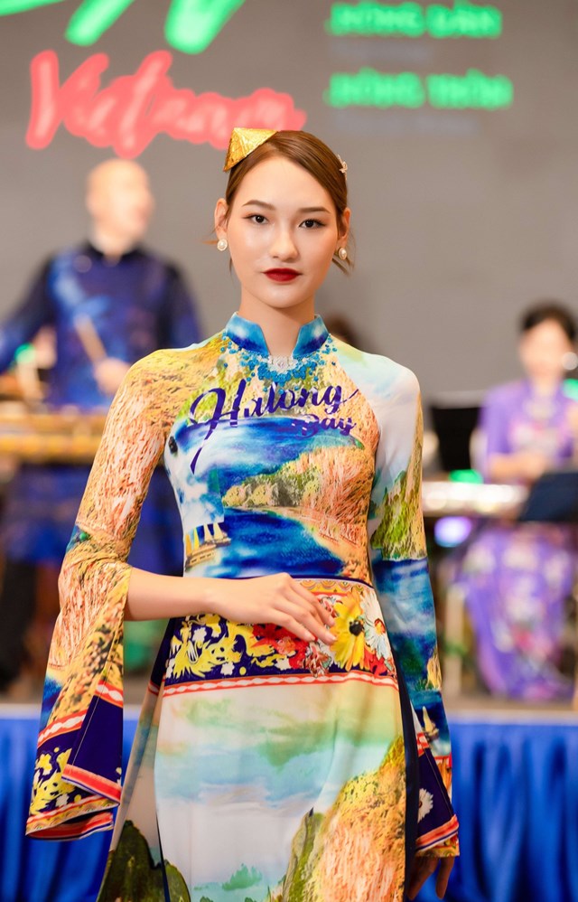 Bộ sưu tập &Aacute;o d&agrave;i &ldquo;Miền di sản&rdquo; t&aacute;i hiện lại c&aacute;c h&igrave;nh ảnh đặc trưng về những di sản thi&ecirc;n nhi&ecirc;n, văn h&oacute;a thế giới đ&atilde; được UNESCO c&ocirc;ng nhận của Việt Nam l&ecirc;n &aacute;o d&agrave;i, vừa ph&ocirc; diễn được vẻ đẹp nền n&atilde;, duy&ecirc;n d&aacute;ng của trang phục truyền thống, vừa thể hiện tinh tế những đặc trưng của đất nước, con người Việt Nam.
