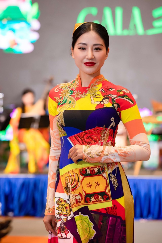 B&ecirc;n cạnh đ&oacute;, c&aacute;c mẫu &aacute;o d&agrave;i c&ograve;n kh&eacute;o l&eacute;o thể hiện trọn vẹn những kỹ thuật thủ c&ocirc;ng truyền thống đỉnh cao của Việt Nam như th&ecirc;u tay, đ&iacute;nh kết, gh&eacute;p vải, d&aacute;t v&agrave;ng, khảm nạm kim ho&agrave;n đ&aacute; qu&yacute; đến từ c&aacute;c l&agrave;ng nghề l&acirc;u đời của Thường T&iacute;n, Mỹ Đức, Ki&ecirc;u Kỵ, H&agrave;ng Bạc&hellip; như một c&aacute;ch để quảng b&aacute; văn h&oacute;a l&agrave;ng nghề Việt Nam với đ&ocirc;ng đảo bạn b&egrave; quốc tế