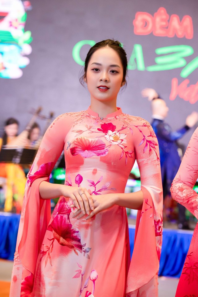 Bộ sưu tập &Aacute;o d&agrave;i Li&ecirc;n hoa được lấy cảm hứng từ hoa sen - lo&agrave;i hoa được mệnh danh l&agrave; quốc hoa của Việt Nam, tượng trưng cho vẻ đẹp, nh&acirc;n phẩm, &yacute; ch&iacute; con người Việt lồng gh&eacute;p với h&igrave;nh ảnh những di sản thi&ecirc;n nhi&ecirc;n nổi tiếng của Việt Nam.