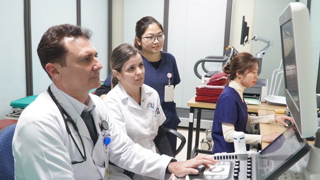 Trưởng khoa Tim mạch - b&aacute;c sĩ Piter Martinez Benitez (CUBA) trực tiếp kh&aacute;m v&agrave; điều trị chuy&ecirc;n s&acirc;u c&aacute;c bệnh l&yacute; tim mạch
