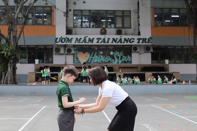 B&eacute; Klochkov Vladimir Ho&agrave;ng v&agrave; c&ocirc; gi&aacute;o chủ nhiệm Thanh Loan.