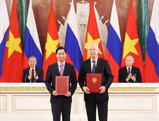 &nbsp;&Ocirc;ng Kirill Dmitriev, Đại diện đặc biệt của Tổng thống Nga về kinh tế v&agrave; đầu tư nước ngo&agrave;i, Tổng Gi&aacute;m đốc Quỹ Đầu tư Trực tiếp Nga (RDIF) đại diện ph&iacute;a Nga trao đổi văn kiện hợp t&aacute;c với &ocirc;ng Ng&ocirc; Ch&iacute; Dũng, Chủ tịch ki&ecirc;m Tổng Gi&aacute;m đốc C&ocirc;ng ty vắc xin VNVC trước sự chứng kiến của Tổng thống Nga Putin v&agrave; Tổng B&iacute; thư T&ocirc; L&acirc;m. Ảnh: Ho&agrave;ng Thống Nhất