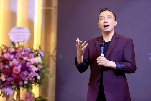 NTK Đỗ Trịnh Ho&agrave;i Nam chia sẻ &yacute; tưởng thiết kế BST tại chương tr&igrave;nh