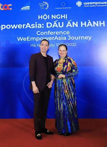 B&agrave; Elisa Fernandez Saenz, Trưởng đại diện UN Women tại Việt Nam trong trang phục &Aacute;o D&agrave;i của NTK Đỗ Trịnh Ho&agrave;i Nam