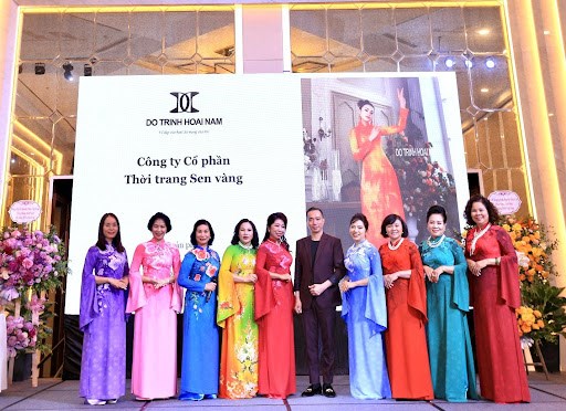 Hội đồng nữ doanh nh&#226;n Việt Nam VCCI ra mắt thiết kế &#225;o d&#224;i biểu trưng “B&#244;ng hồng v&#224;ng” - Ảnh 1